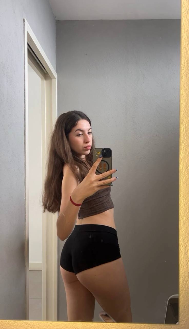 Amber in her underwear in La Plata