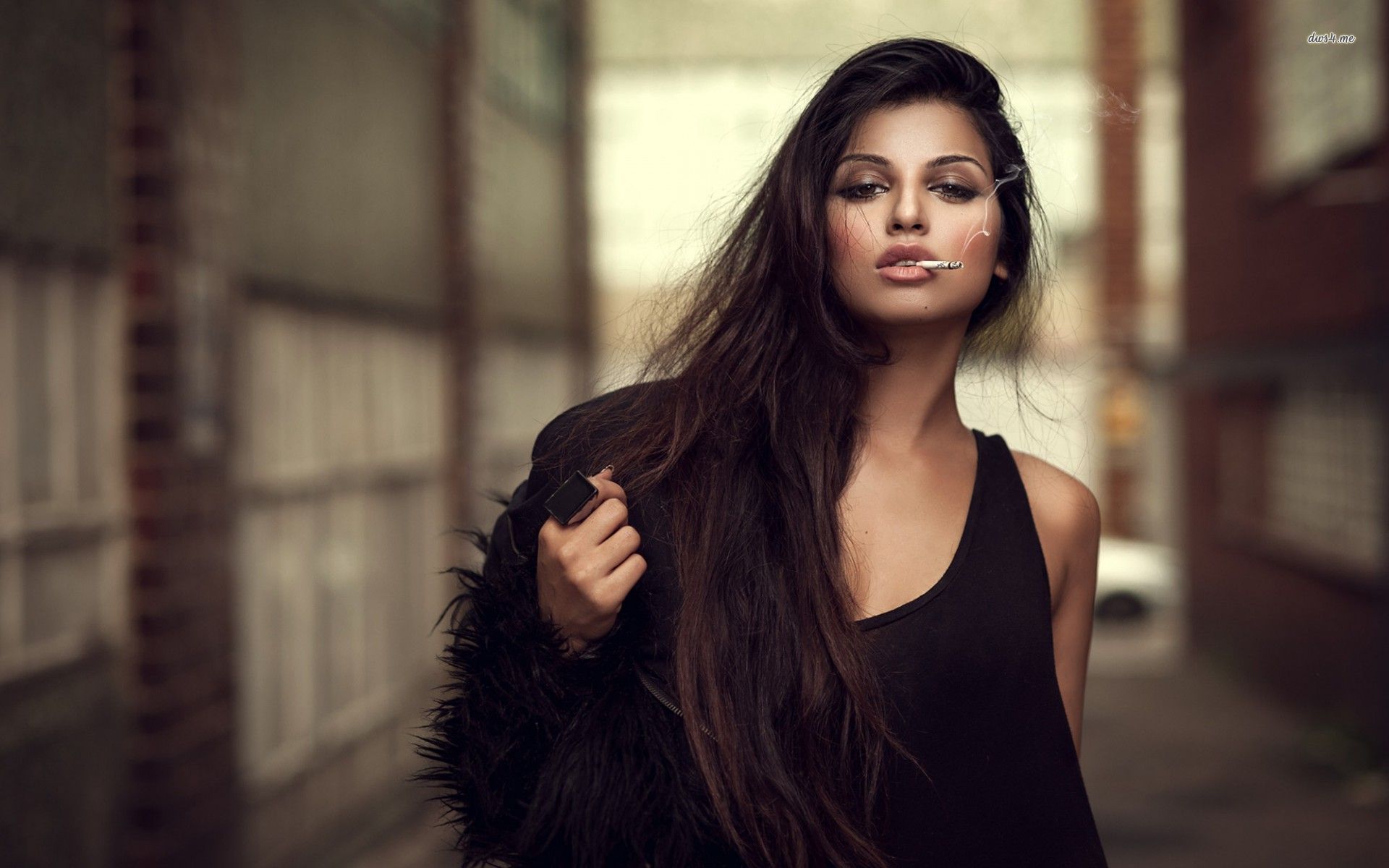 A playful frame from Sassy girls — online in La Plata