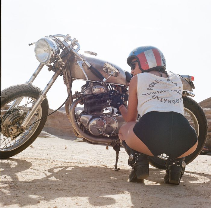 A playful frame from Girls on a motorcycle — online in La Plata