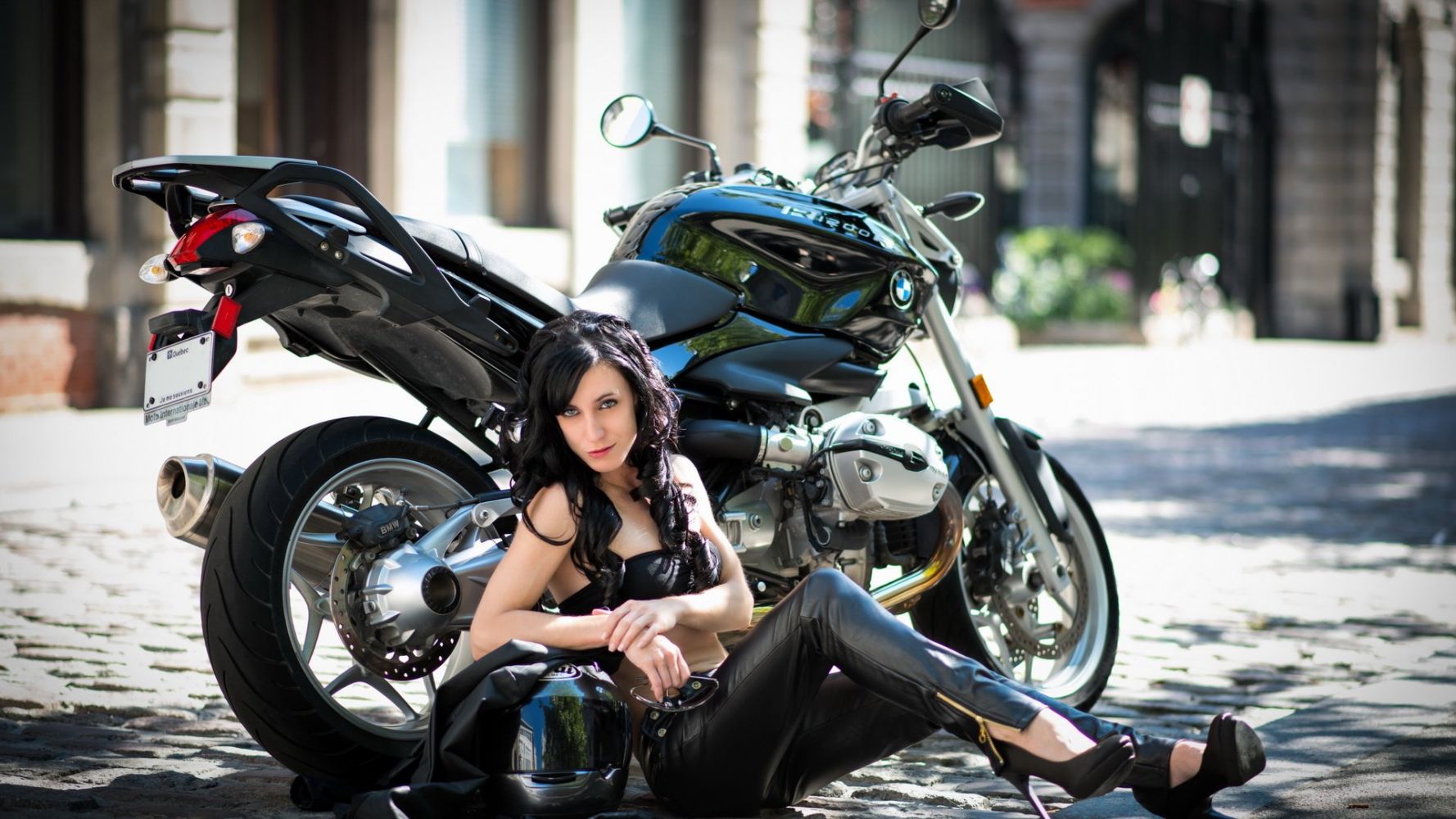 Fresh photos, fresh mood — European women on bikes online in La Plata