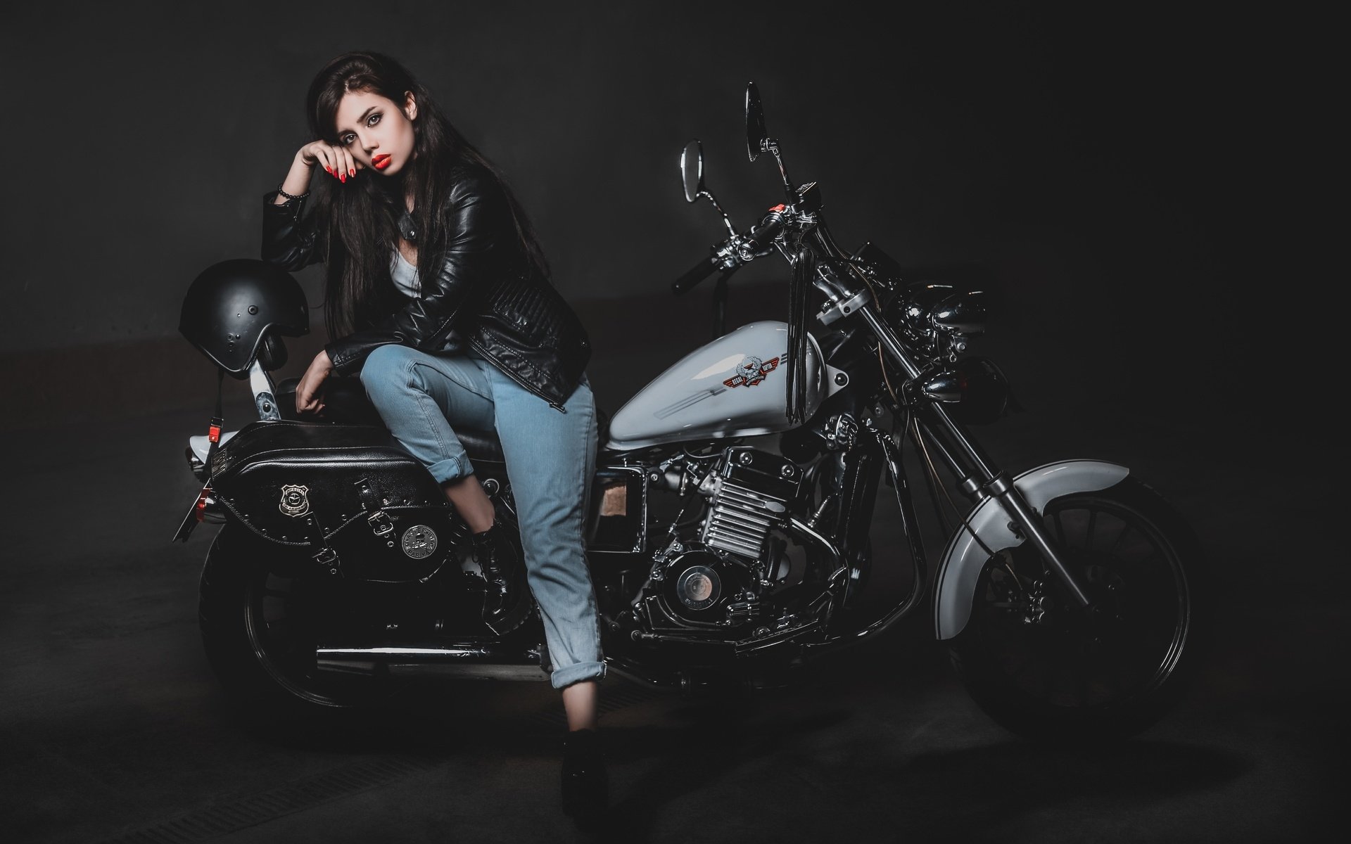 Biker girls: style and drive brings the glow — live moments in La Plata