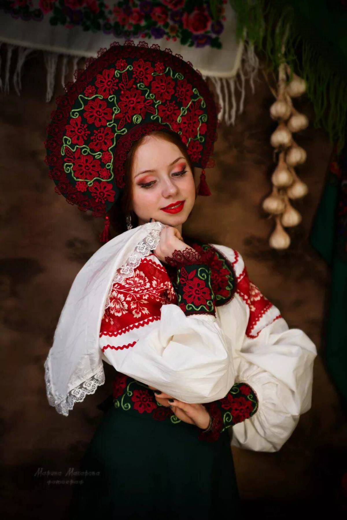 Take a pause and enjoy Women in Slavic costumes — streaming from La Plata