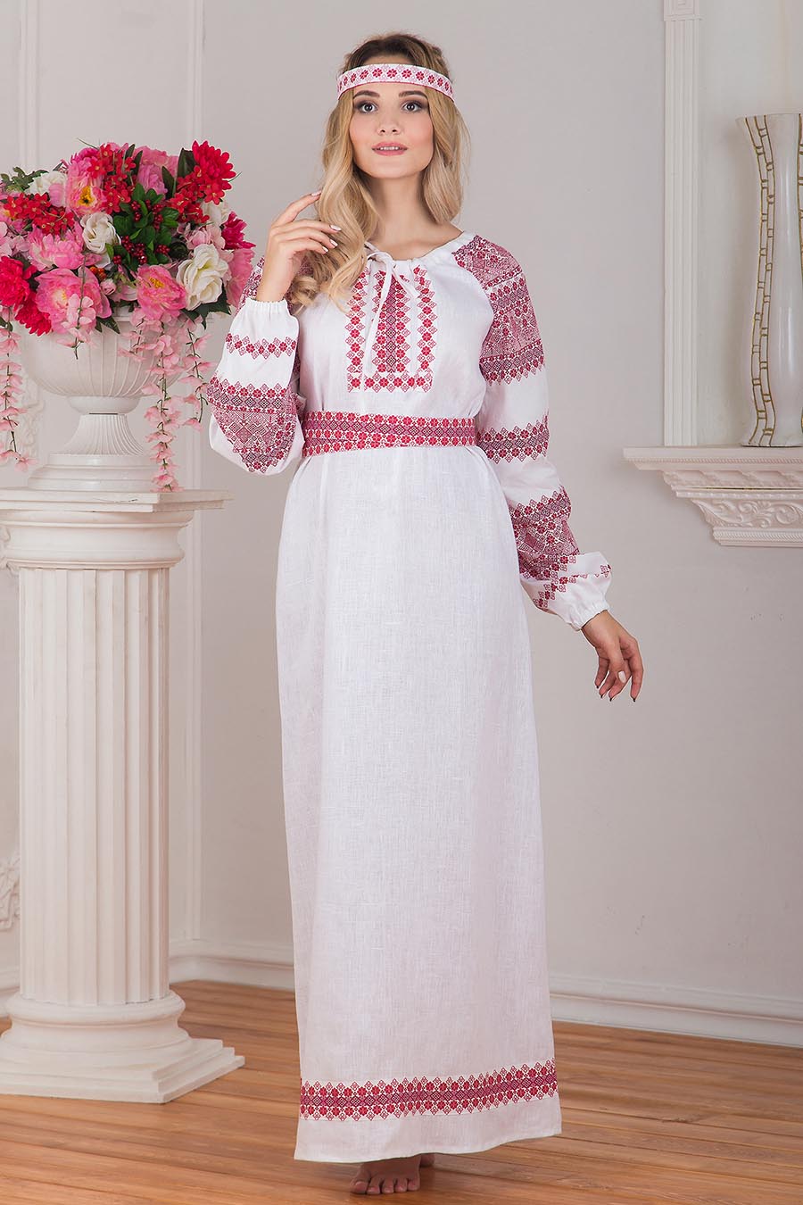 A playful frame from Women in Slavic costumes — online in La Plata