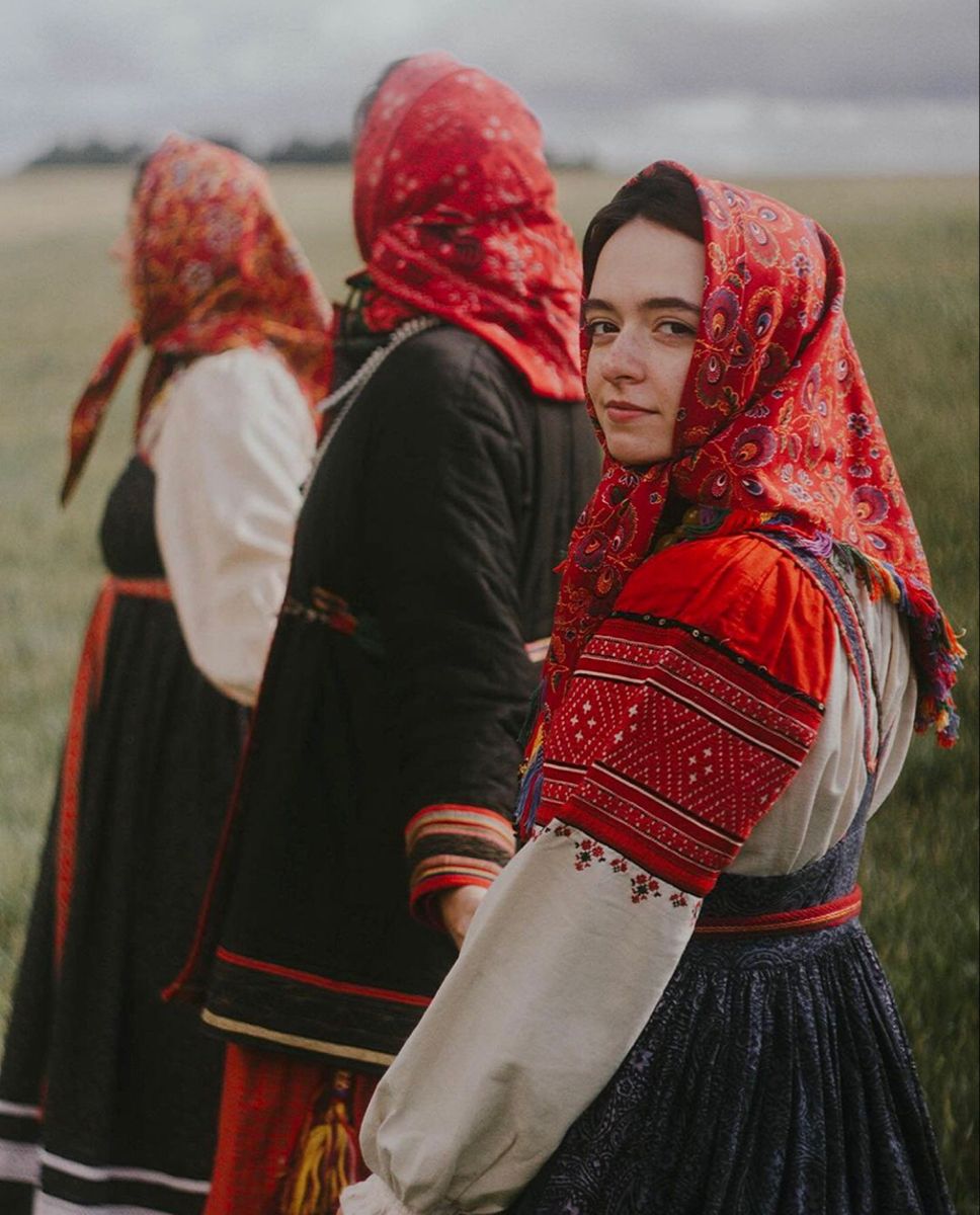 Women in Slavic costumes’s look of the day — catch her live in La Plata