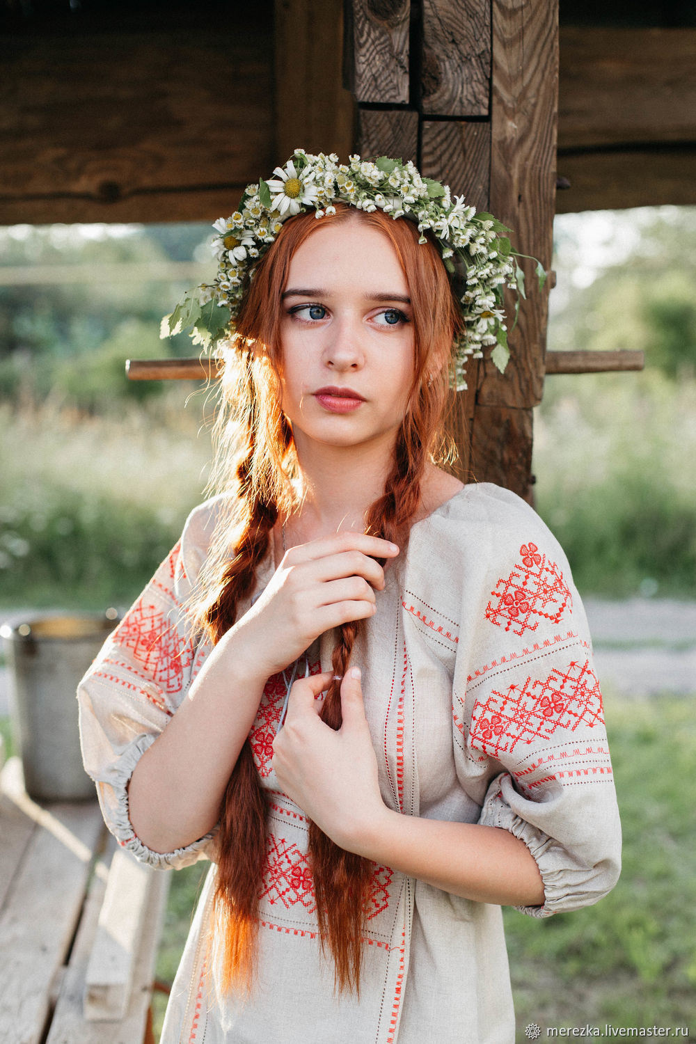 A playful frame from Girls in Slavic costumes — online in La Plata