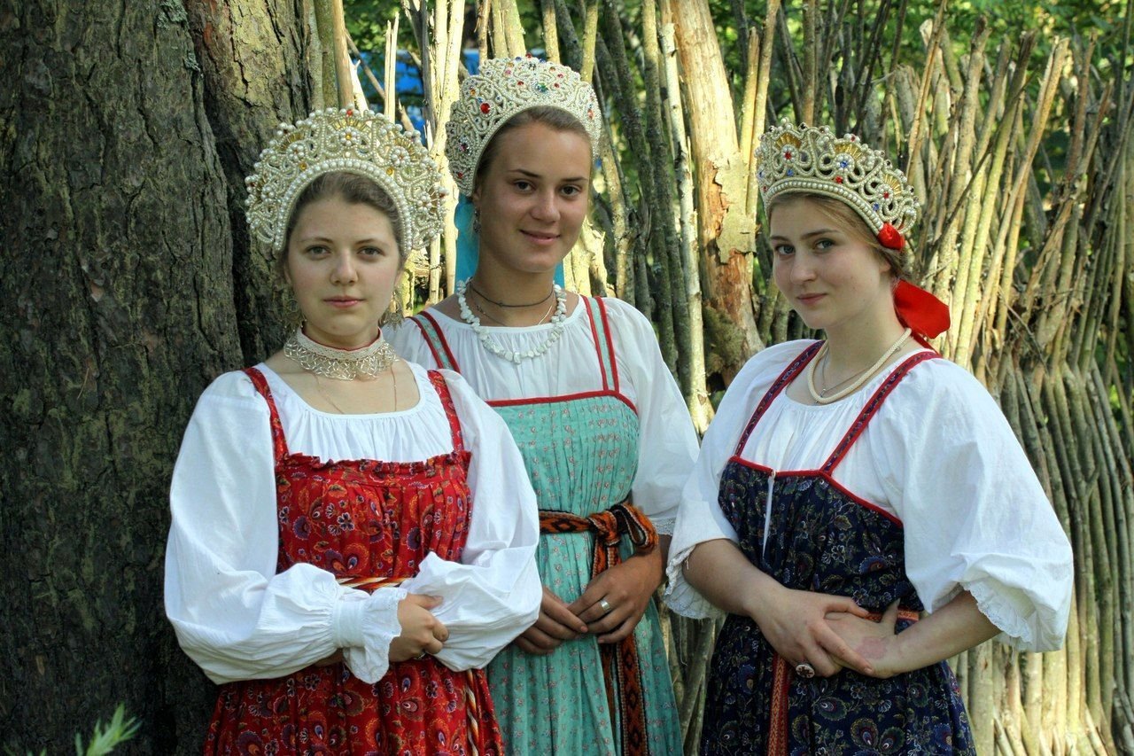 Sexy model Girls in Slavic costumes in La Plata